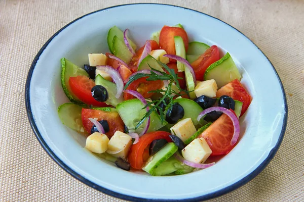Řecký Salát Rajčaty Okurky Černé Olivy Feta Sýr Červená Cibule — Stock fotografie