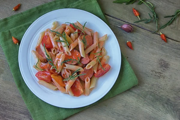 Penne Salsa Pomodoro Con Salsicce Pomodori Pepe Dolce Concetto Cucina — Foto Stock