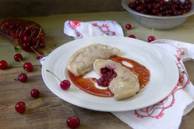 Doldurulmuş kiraz köfte, lezzetli tatlı otlar, gıda fotoğrafçılığı ile