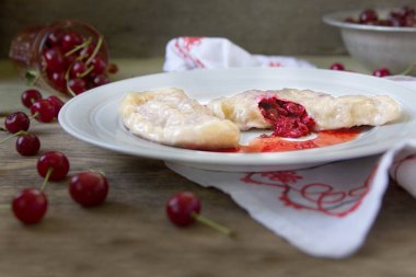 Doldurulmuş kiraz köfte, lezzetli tatlı otlar, gıda fotoğrafçılığı ile