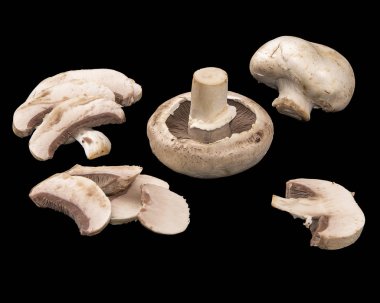 Dilimlenmiş ve siyah arka plan üzerine izole champignon mantar.
