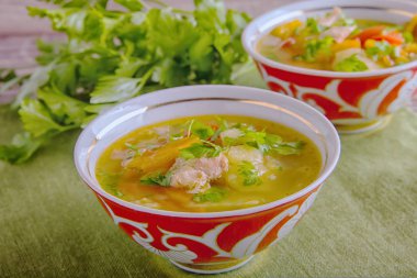 Shurpa Orta Asya mutfağının geleneksel bir çorbadır. kuzu veya tavuk eti ve büyük dilimlenmiş sebze çorbası, et suyu, kıyılmış maydanoz ile sıcak servis temizleyin.