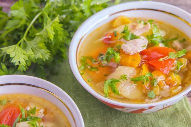 Shurpa Orta Asya mutfağının geleneksel bir çorbadır. kuzu veya tavuk eti ve büyük dilimlenmiş sebze çorbası, et suyu, kıyılmış maydanoz ile sıcak servis temizleyin.