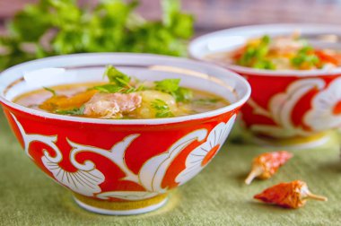 Shurpa Orta Asya mutfağının geleneksel bir çorbadır. kuzu veya tavuk eti ve büyük dilimlenmiş sebze çorbası, et suyu, kıyılmış maydanoz ile sıcak servis temizleyin.