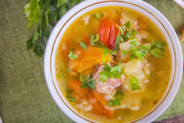 Shurpa Orta Asya mutfağının geleneksel bir çorbadır. kuzu veya tavuk eti ve büyük dilimlenmiş sebze çorbası, et suyu, kıyılmış maydanoz ile sıcak servis temizleyin.