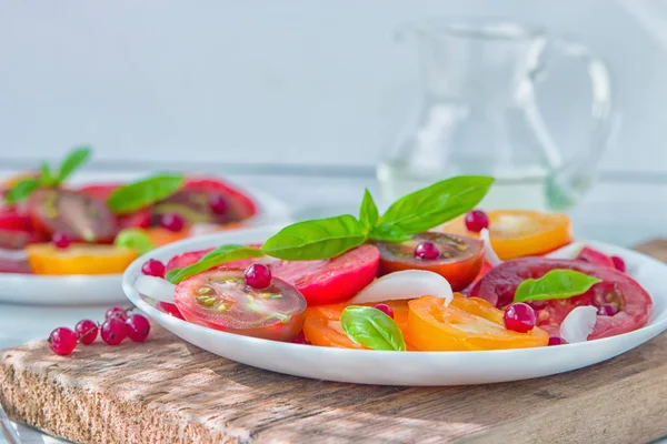 Leckerer Sommersalat Aus Geschnittenen Frischen Bunten Tomaten Gehackten Roten Zwiebeln — Stockfoto