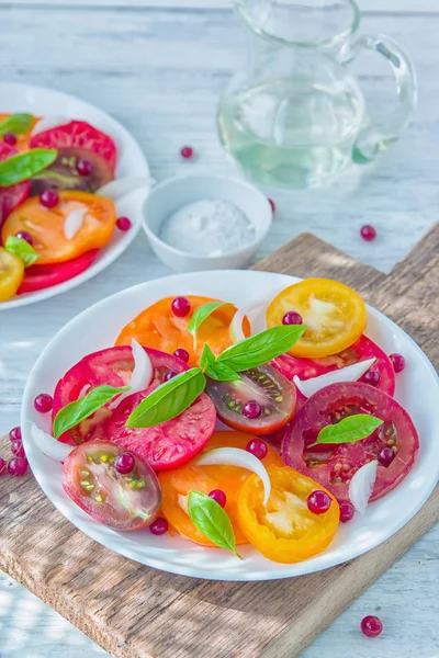 Salade Estivale Savoureuse Tomates Fraîches Colorées Coupées Tranches Oignon Rouge — Photo