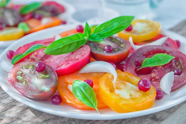 Sabrosa Ensalada Verano Tomates Frescos Coloridos Rodajas Cebolla Roja Picada —  Fotos de Stock