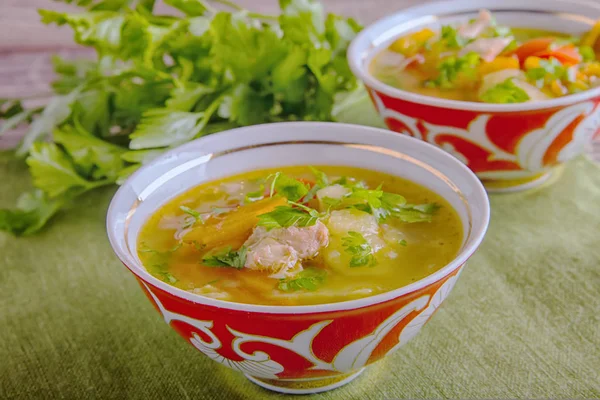 Shurpa Orta Asya mutfağının geleneksel bir çorbadır. kuzu veya tavuk eti ve büyük dilimlenmiş sebze çorbası, et suyu, kıyılmış maydanoz ile sıcak servis temizleyin.