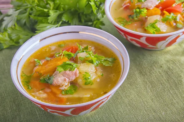 Shurpa Orta Asya mutfağının geleneksel bir çorbadır. kuzu veya tavuk eti ve büyük dilimlenmiş sebze çorbası, et suyu, kıyılmış maydanoz ile sıcak servis temizleyin.