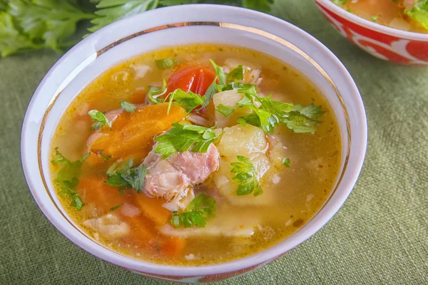 Shurpa Orta Asya mutfağının geleneksel bir çorbadır. kuzu veya tavuk eti ve büyük dilimlenmiş sebze çorbası, et suyu, kıyılmış maydanoz ile sıcak servis temizleyin.