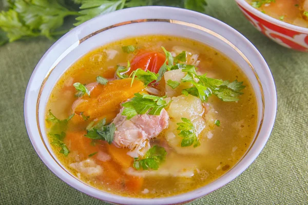 Shurpa Orta Asya mutfağının geleneksel bir çorbadır. kuzu veya tavuk eti ve büyük dilimlenmiş sebze çorbası, et suyu, kıyılmış maydanoz ile sıcak servis temizleyin.