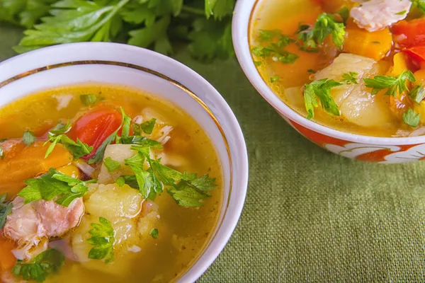 Shurpa Orta Asya mutfağının geleneksel bir çorbadır. kuzu veya tavuk eti ve büyük dilimlenmiş sebze çorbası, et suyu, kıyılmış maydanoz ile sıcak servis temizleyin.