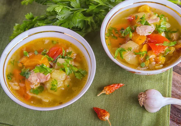 Shurpa Orta Asya mutfağının geleneksel bir çorbadır. kuzu veya tavuk eti ve büyük dilimlenmiş sebze çorbası, et suyu, kıyılmış maydanoz ile sıcak servis temizleyin.