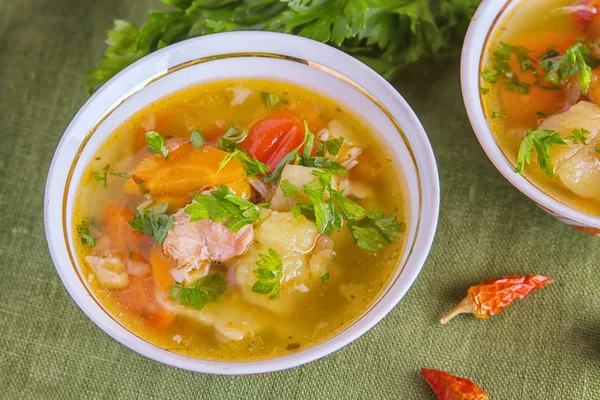 Shurpa Orta Asya mutfağının geleneksel bir çorbadır. kuzu veya tavuk eti ve büyük dilimlenmiş sebze çorbası, et suyu, kıyılmış maydanoz ile sıcak servis temizleyin.