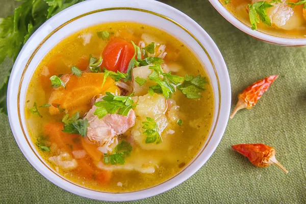 Shurpa Orta Asya mutfağının geleneksel bir çorbadır. kuzu veya tavuk eti ve büyük dilimlenmiş sebze çorbası, et suyu, kıyılmış maydanoz ile sıcak servis temizleyin.