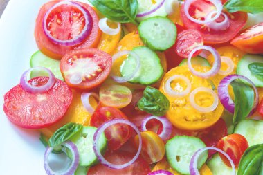 Dilimlenmiş domates, kırmızı soğan ile berrak salatalık doğranmış, frenk soğanı zeytinyağı ile drizzled ve fesleğen yaprakları eklendi. Bu yüzden yazlık ve taze salata!