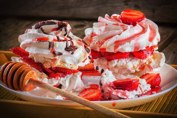 Meringa Dolce Pavlova Torta Con Fragole Fresche Piatto Bianco Sfondo — Foto Stock