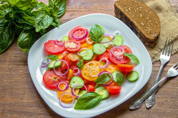 Tomaten Scheiben Geschnitten Knusprige Gurken Mit Gehackten Roten Zwiebeln Schnittlauch — Stockfoto