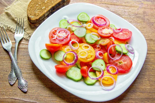 Tomates Tranches Concombres Croustillants Oignon Rouge Haché Ciboulette Arrosée Huile — Photo