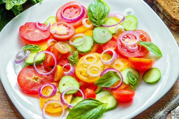 Tomates Tranches Concombres Croustillants Oignon Rouge Haché Ciboulette Arrosée Huile — Photo