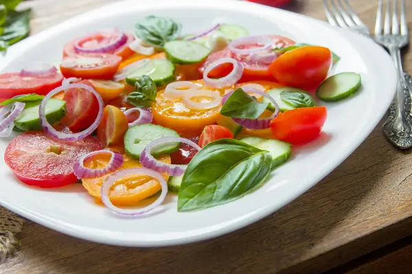 Tomaten Scheiben Geschnitten Knusprige Gurken Mit Gehackten Roten Zwiebeln Schnittlauch — Stockfoto