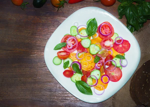 Tomaten Scheiben Geschnitten Knusprige Gurken Mit Gehackten Roten Zwiebeln Schnittlauch — Stockfoto