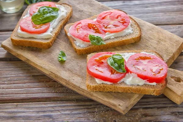 Crostini Con Pane Grigio Tostato Ricotta Pomodori Affettati Posare Vecchia — Foto Stock