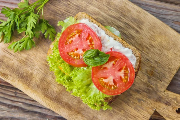 Sandwich Con Pomodori Freschi Colorati Lattuga Basilico Crema Formaggio Vecchia — Foto Stock