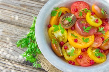 Lezzetli yaz salatası dilimlenmiş taze renkli domates, doğranmış kırmızı soğan Beyaz frenk üzümü çilek, zeytin yağı ve maydanoz ile. Sağlıklı yemek.