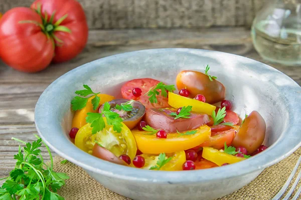 Leckerer Sommersalat Aus Geschnittenen Frischen Bunten Tomaten Gehackten Roten Zwiebeln — Stockfoto