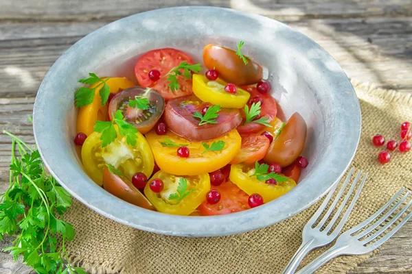 Chutné Letní Salát Barevné Plátky Rajčat Nakrájenou Červenou Cibuli Bobulí — Stock fotografie