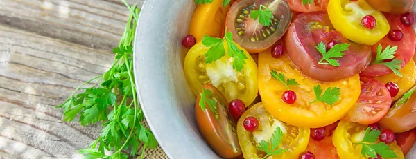 Salade Estivale Savoureuse Tomates Fraîches Colorées Coupées Tranches Oignon Rouge — Photo