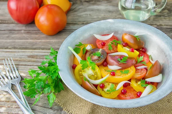 スライスした新鮮なカラフルなトマトのおいしい夏サラダ 白いレーズン オリーブ オイル パセリと赤タマネギのみじん切り 健康的な食事 — ストック写真