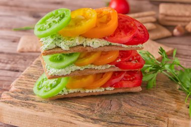 Süzme peynir, renkli domates ve yeşillik ile yararlı fitness tost