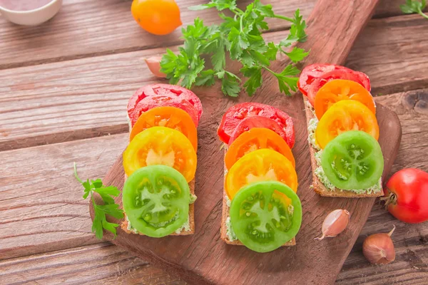 Tostadas Fitness Útiles Con Requesón Tomate Colorido Verduras — Foto de Stock
