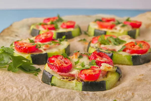 Piccola Pizza Rotonda Zucchine Sane Nutrienti Con Salame Piccante Pomodori — Foto Stock