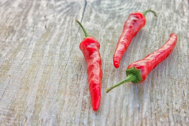 ahşap arka plan üzerinde kırmızı sıcak biber biber.