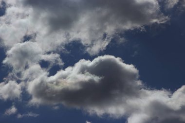 Mavi gökyüzünde güzel beyaz ve gri bulutlar görüntüleyin. Bulutlar ve gökyüzü öğleden sonra. Güneşin bulutların arkasında. Temiz hava. Bulutlu hava. Bulut formasyonları. 