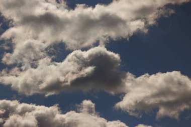 Mavi gökyüzünde güzel beyaz ve gri bulutlar görüntüleyin. Bulutlar ve gökyüzü öğleden sonra. Güneşin bulutların arkasında. Temiz hava. Bulutlu hava. Bulut formasyonları. 