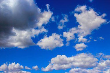 Mavi gökyüzünde güzel beyaz ve gri bulutlar görüntüleyin. Bulutlar ve gökyüzü öğleden sonra. Güneşin bulutların arkasında. Temiz hava. Bulutlu hava. Bulut formasyonları. 