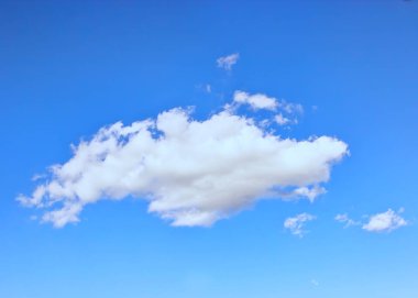 Mavi gökyüzünde güzel beyaz bulutlar görüntüleyin. Bulutlar ve gökyüzü sabahları. Güneşin bulutların arkasında. Temiz hava. Bulutlu hava. Bulut oluşumlar. Beyaz bulutlar