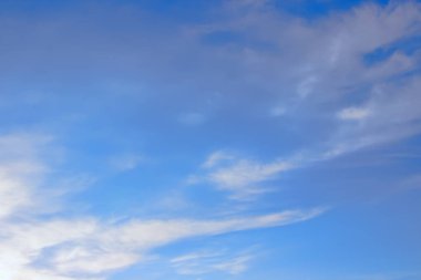 Mavi gökyüzünde güzel beyaz bulutlar görüntüleyin. Bulutlar ve gökyüzü sabahları. Güneşin bulutların arkasında. Temiz hava. Bulutlu hava. Bulut oluşumlar. Beyaz bulutlar