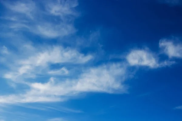 Mavi gökyüzünde güzel beyaz bulutlar görüntüleyin. Bulutlar ve gökyüzü sabahları. Güneşin bulutların arkasında. Temiz hava. Bulutlu hava. Bulut oluşumlar. Beyaz bulutlar
