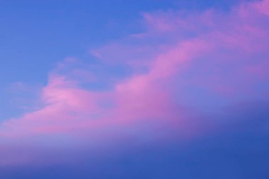 Pembe mavi gökyüzünde güzel pembe bulutlar görüntüleyin. Bulutlar ve gökyüzü sabahları. Temiz hava. 
