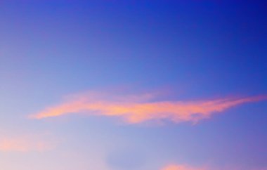 Pembe mavi gökyüzünde güzel pembe bulutlar görüntüleyin. Bulutlar ve gökyüzü sabahları. Temiz hava. 