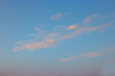 Pembe mavi gökyüzünde güzel pembe bulutlar görüntüleyin. Bulutlar ve gökyüzü sabahları. Temiz hava. 