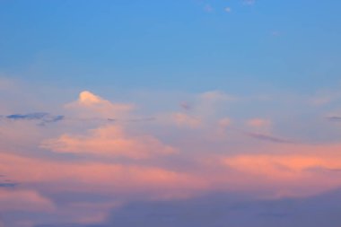 Pembe mavi gökyüzünde güzel pembe bulutlar görüntüleyin. Bulutlar ve gökyüzü sabahları. Temiz hava. 
