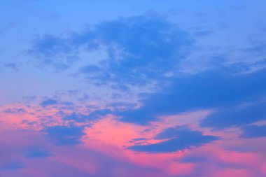 Pembe mavi gökyüzünde güzel pembe bulutlar görüntüleyin. Bulutlar ve gökyüzü sabahları. Temiz hava. 