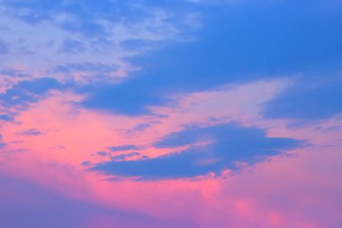 Pembe mavi gökyüzünde güzel pembe bulutlar görüntüleyin. Bulutlar ve gökyüzü sabahları. Temiz hava. 